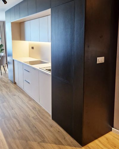 Béžová kuchyňa na mieru s industriálnymi prvkami