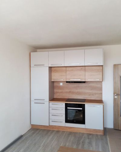 Antracitová kuchyňa na mieru s industriálnymi prvkami