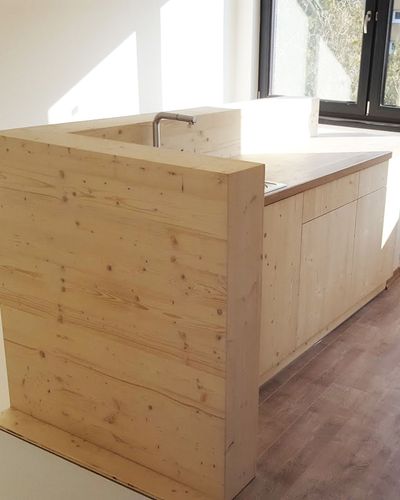 Čierno-biela kuchyňa na mieru s barovým pultom pre stoličky