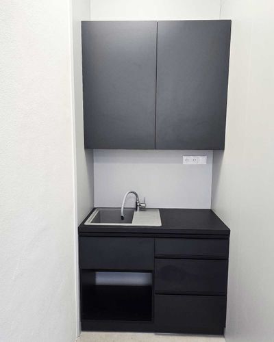 Krémová kuchyňa na mieru s čiernymi kovovými úchytkami