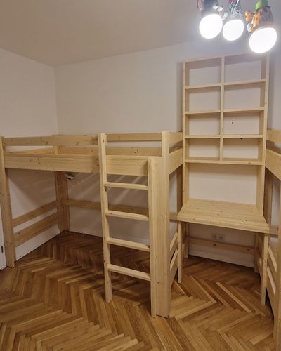 Poschodové postele z borovicového dreva s pracovným kútom