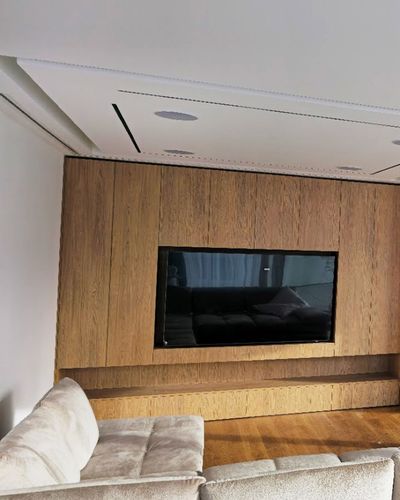 Minimalistický drevený TV panel s plávajúcou lavicou