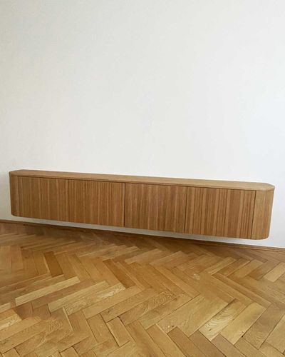 Plávajúca dubová TV skrinka so zaoblenými rohmi