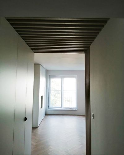Lamelový stropný portál pri vstavanej skrini v obývačke