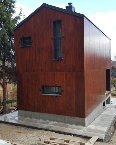 Drevená pergola pri rodinnom dome s rovnou strechou