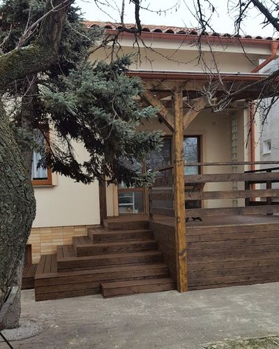 Pergola s kovovou konštrukciou a drevenými prvkami