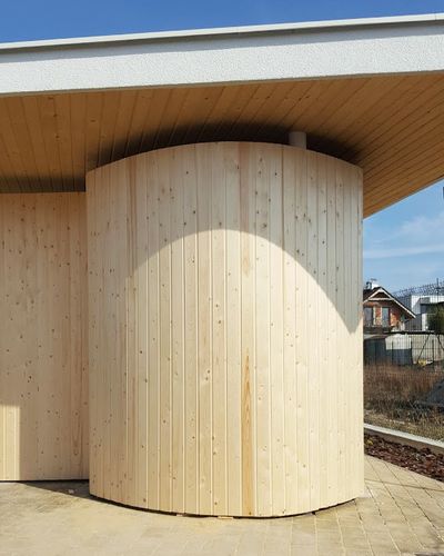 Drevená pergola s výhľadom do záhrady