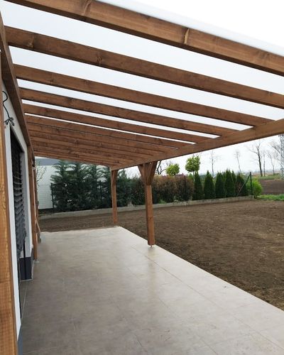 Pergola so svetlo natretou drevenou konštrukciou