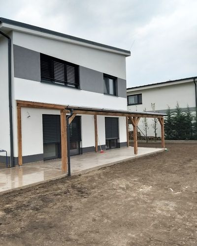 Pergola s modernou sivou hliníkovou konštrukciou