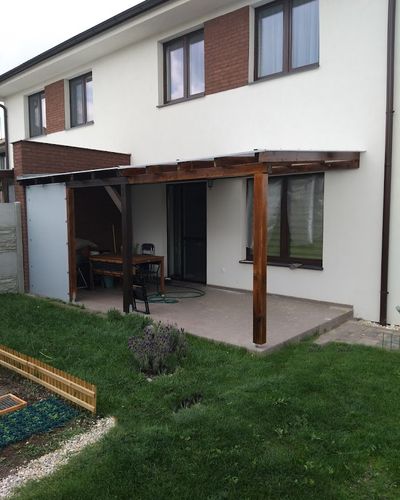Zastrešenie terasy pri bazéne s tieniacou markízou