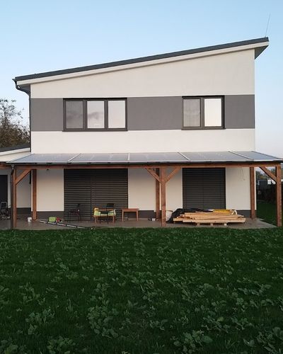 Pergola nad terasou s výhľadom na zeleň