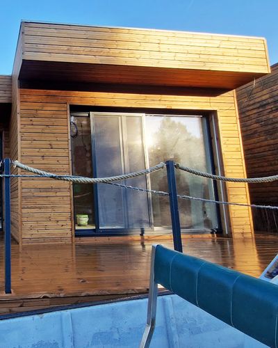 Pergola so zvislým drevením bočným tienením
