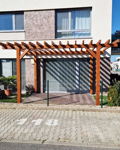 Altánok pri lesnom posedení s laviciami a stolom, pohľad zboku