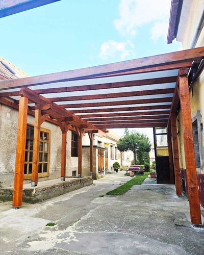 Drevená studňa so strieškou v záhrade, iný uhol pohľadu