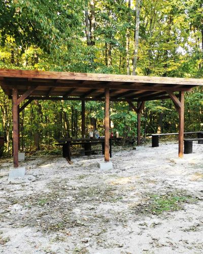 Pergola s modernou sivou hliníkovou konštrukciou, pohľad zboku