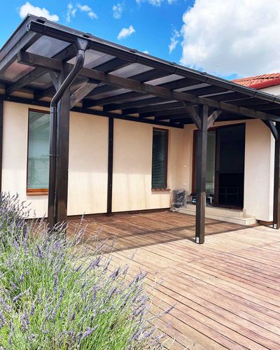 Pergola nad terasou s výhľadom na zeleň, pohľad zboku