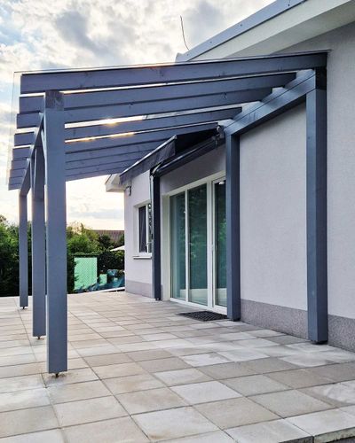 Pergola pri modrej oblohe s dreveným zábradlím terasy, detail konštrukcie
