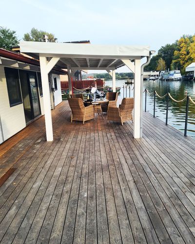 Lakovaná parketová podlaha s lesklým povrchom