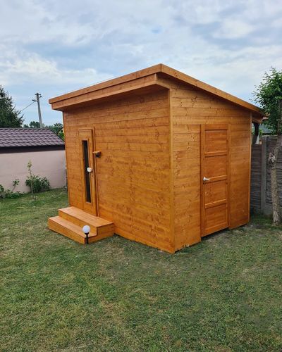Drevená záhradná sauna, iný uhol s otvorenými dverami
