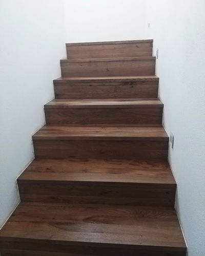 Dubové schodisko s nerezovým zábradlím
