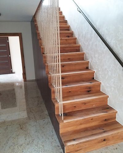 Masívne drevené schodisko s presklenou bezpečnostnou zábranou