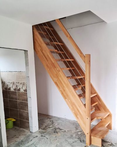 Borovicové schodisko s nerezovým zábradlím
