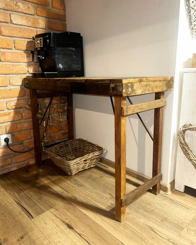 Rustikálny stôl na mieru so stoličkami v jedálni